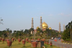 Yang Megah di Depok, Masjid Kubah Emas