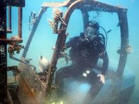 Diving Sambil Selfie di Forklift