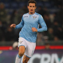 Klose Dikabarkan Bakal Gantung Sepatu, Agen: Dia Belum Membuat Keputusan