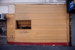 Dinding Berjendela Kecil Ini Ternyata Tempat yang Sediakan Makanan Enak