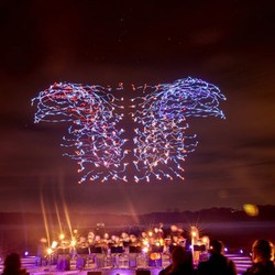 Keren! 100 Drone Menari di Udara