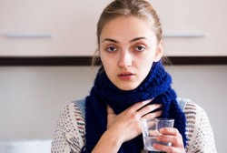 Ini Sebabnya Kumur Air Garam Bisa Redakan Sakit Tenggorokan