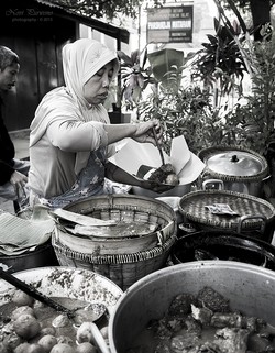 Ibu penjual gudeg melayani pelanggan
