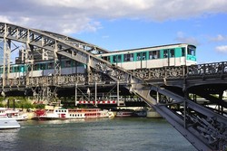 Jaket Tersangkut Pintu, Traveler Tewas Terseret Kereta di Perancis