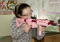 Asyiknya! Di Kafe Ini Pengunjung Bisa Bermain Airsoft Gun