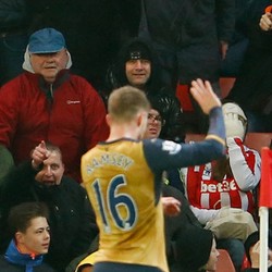 Wenger Tak Senang Fans Stoke Ejek Ramsey