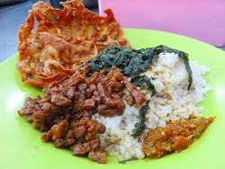 Warteg 21: Renyah Gurih, Rempeyek Udang Plus Gulai Ikan Tongkol Bikinan MaDjen