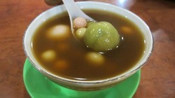 Hangatkan Badan dengan Wedang Ronde yang Kenyal Legit