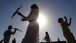 Uni Emirat Arab Buru Dua Penari Laki-laki Berbaju Militer