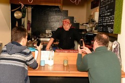 Jika Makan Sambil Main Ponsel di Resto Ini, Anda akan Diusir oleh Chef