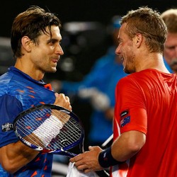 Ferrer dan Kaos Bertandatangan Hewitt di Rumahnya