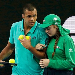 So Sweet! Tsonga Cekatan Gandeng Ball Girl yang Kena Bola Nyasar