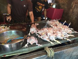 Cara Pedagang Daging Ayam Siasati Dagangannya yang Tidak Laku