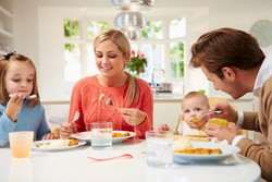 Beri Contoh Langsung di Depan Anak, Efektif Ubah Pola Makan si Kecil