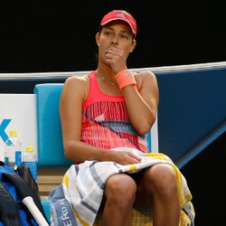 Pelatih Ivanovic Kolaps di Tribun, Pertandingan Dihentikan