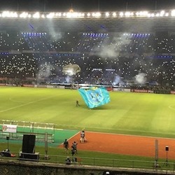 Aksi Terjun Payung di GBK, Ada yang Nyangkut di Atap