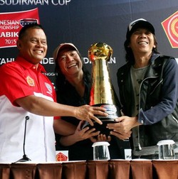 Berdendang Dulu Sebelum Berpeluh Keringat di Atas Lapangan