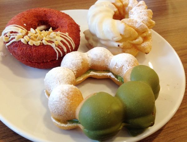 Donat Mochido dan French Cruller yang Unik dari Mister Donut