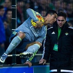 Suporter Real Betis Berusaha Ludahi Ronaldo