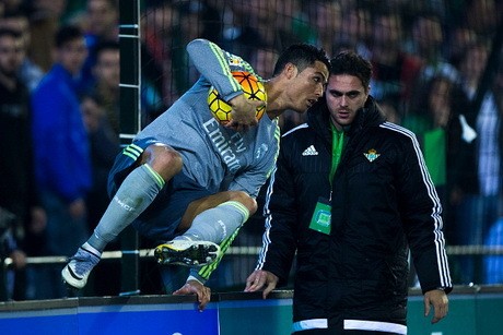 Suporter Real Betis Berusaha Ludahi Ronaldo