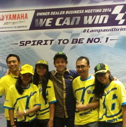 Pakai Batik, Rossi Sapa Fans di Bali