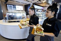 McDonalds Inggris Luncurkan Table Service dan Gourmet Burger Buatan Chef Bintang Michelin