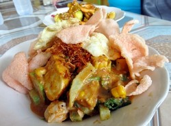 Gado-gado Yenny: Renyah Segar Gado-gado Ulek Plus Rujak Buah Racikan Ci Yenny