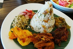Makan Siang Enak dengan Nasi Daun Jeruk Komplet