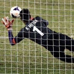 Arema Pantau Kiper Pengganti Kurnia Meiga