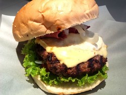 Burger Jumbo untuk Makan Malam yang Mantap