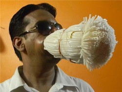 Pria Ini Pecahkan Rekor Masukkan Sedotan Paling Banyak ke Mulut