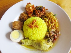 Mas Sem-Lo: Gurih Sedap Nasi Kuning dan Lontong Cap Go Meh Kompromi Semarang Solo