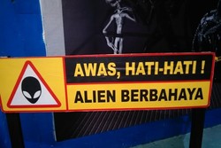 Sensasi Jelajah Luar Angkasa & Berfoto Dengan Alien