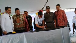 Menteri Jonan Resmikan Bandara Harun Thohir