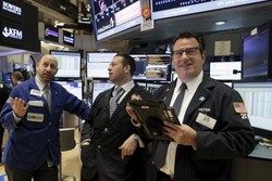 Wall Street Naik 2% Lebih di Akhir Januari