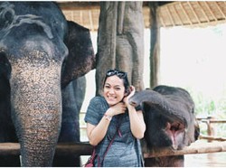 Muah! Puaskan Ngidam, Ayudia Bing Slamet Dicium Gajah