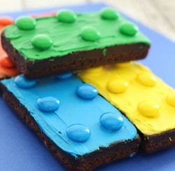 Nyam! Brownies dan Sandwich Lego Ini Enak Dimakan