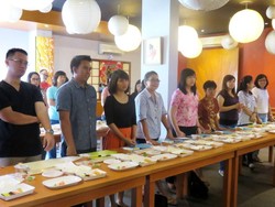 Serunya Bikin Sushi Dibimbing Langsung Sushi Chef Bertaraf Internasional