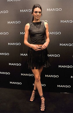 Penampilan 5 Selebriti Ternama Pakai Busana Harga Terjangkau