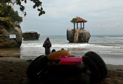 Liburan ke Anyer, Mampir ke Pantai Karang Bolong