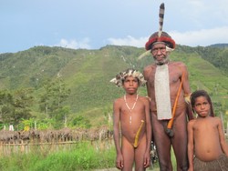 Hidup Bersama Mereka yang (Masih) Pakai Koteka