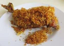 Makan Siang Mantap dengan Ayam Gepuk yang Gurih Manis