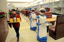 Restoran di Singapura Ini Gunakan Robot untuk Layani Tamu