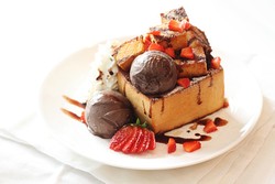 Nyam! Enaknya Ngemil Honey Toast Aneka Topping Malam Ini
