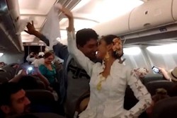 Hibur Penumpang, Pramugari di Peru Menari Tradisional