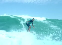 Super Keren! Surfer Buta Keliling Dunia untuk Berselancar