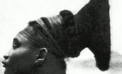 Wanita Cantik dengan Kepala Lonjong