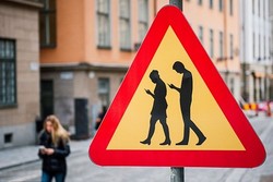 Di Kota Ini, Traveler Dilarang Jalan Sambil Lihat Ponsel