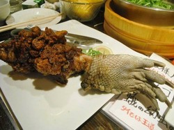 Restoran Ini Sediakan Hidangan Kaki Buaya dan Ikan Piranha