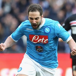 Penalti Higuain Bawa Napoli Pertahankan Posisi di Puncak Klasemen